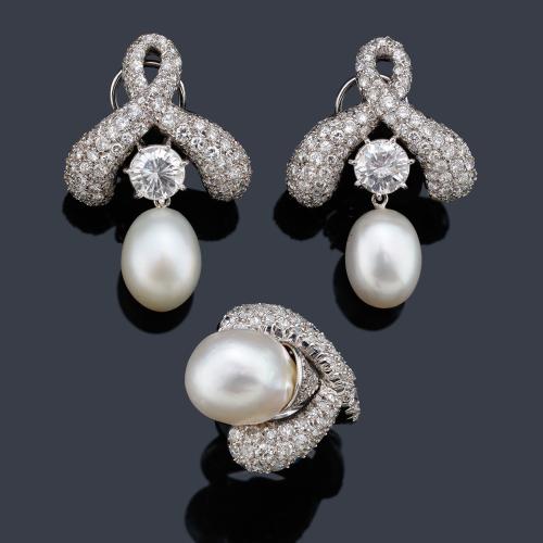 Pendientes largos y anillo con perlas ligeramente aperilladas de aprox. 12,73 mm y los pendientes de aprox. 12,30 mm y 11,74 mm con brillantes de aprox. 12,47 ct en total.