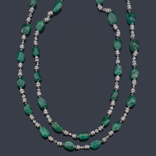  Collar largo con esmeraldas pulidas intercaladas con motivos circulares con brillantes y diamantes talla holandesa simple de aprox. 7,00 ct en total.