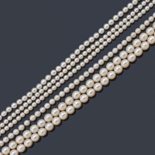 Siete hilos de perlas de aprox. 8,36 mm - 5,76 mm - 4,62 mm para enfilar.