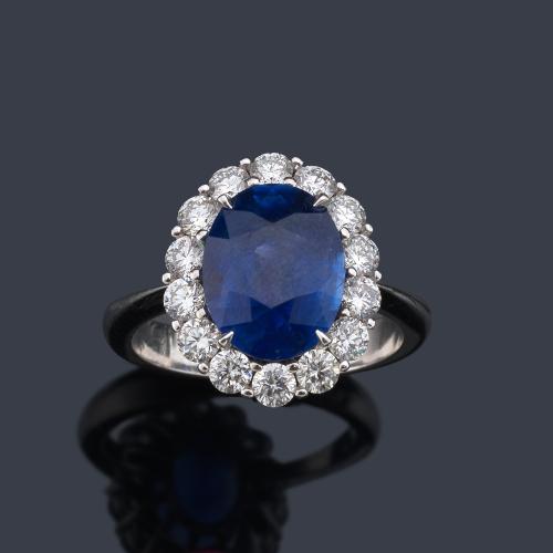  Anillo con zafiro talla oval de aprox. 3,99 ct con orla de brillantes de aprox. 1,02 ct en total. Certificado Guild GemLab.