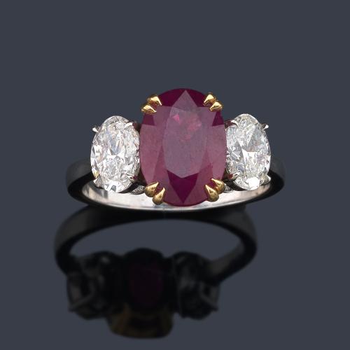  Anillo con rubí talla oval de 4,06 ct con dos diamantes talla oval de aprox. 1,40 ct en total. Certificado Bellerophon GemLab.
