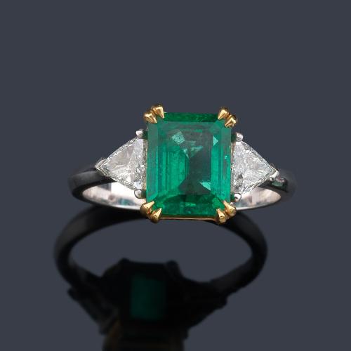  Anillo con esmeralda central de aprox. 2,21 ct con dos diamantes talla tríangulo de aprox. 0,37 ct en total. Certificado Bellerophon Gemlab.