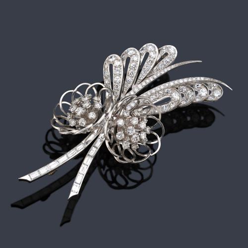  Broche con diseño de ramillete con diamantes talla brillante, baguette y 8/8 de aprox. 7,35 ct en total.