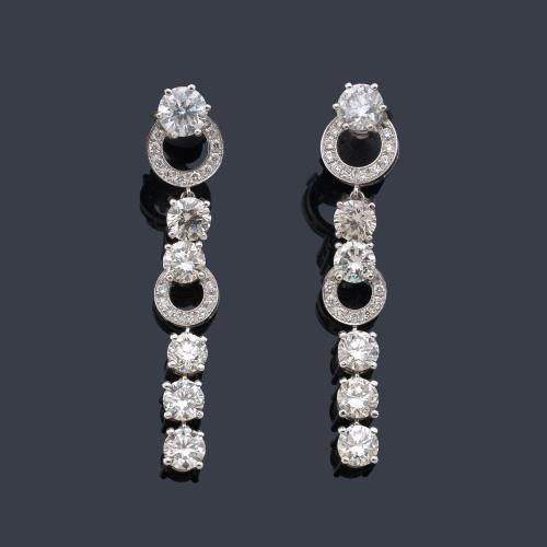  Pendientes largos con hilera de brillantes con dos motivos circulares de aprox. 7,00 ct en total.