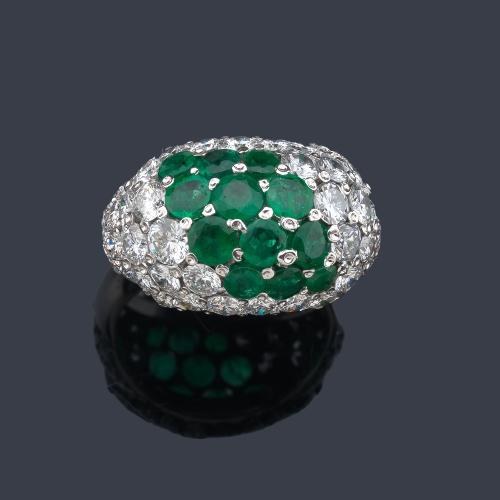  Anillo bombé con pavé de brillantes de aprox. 2,55 ct en total y centro de esmeraldas talla redonda.