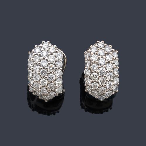 Pendientes tipo criolla con pavé de brillantes de aprox. 2,70 ct en total.