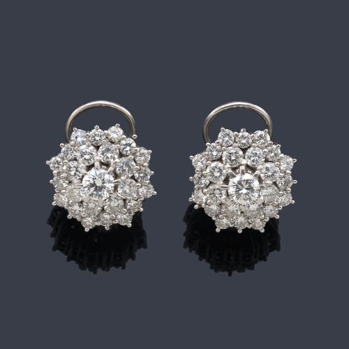 Pendientes cortos con diseño de rosetón con brillantes de aprox. 3,18 ct en total.