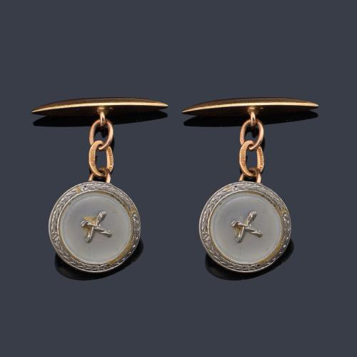 Gemelos con diseño de botón, con placa circular de nácar sobre montura de oro amarilllo de 18K y detalles en platino. Años '40.