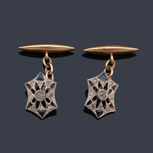 Gemelos 'art decó' con zafiros calibrados y diamantes talla rosa en montura de oro amarillo de 18K y vista platino.