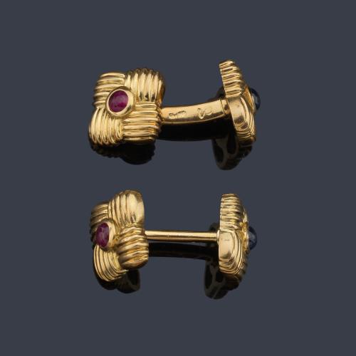  Gemelos con zafiro y rubí talla cabujón central en montura de oro amarillo de 18K.
