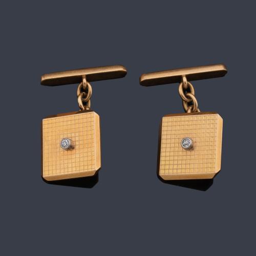  Gemelos con diseño cuadrado y decoración rallada realizados en oro amarillo de 18K.