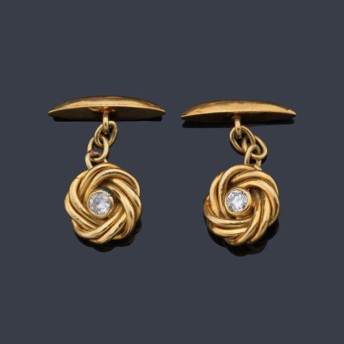  Gemelos con diseño de nudo con brillante central en montura de oro amarillo de 18K.