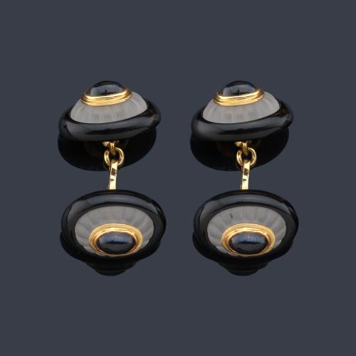 Gemelos dobles con diseño ovalado con zafiro talla cabujón central sobre pieza gallonada de cristal de roca y ónix.