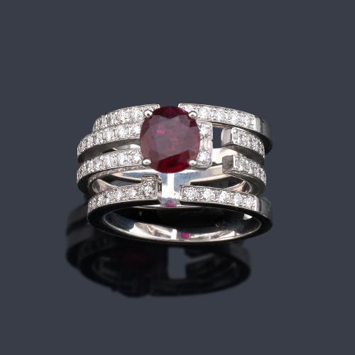 Anillo desmontable con rubí talla oval de aprox. 1,00 ct con cuatro bandas de brillantes de aprox. 1,60 ct en total.