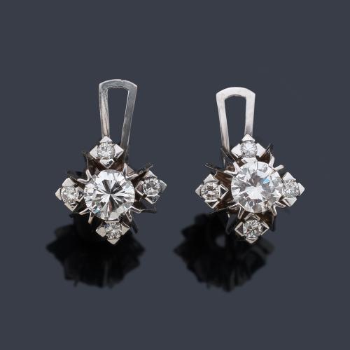Pendientes cortos con diseño de rosetón con brillantes de aprox. 1,59 ct en total.