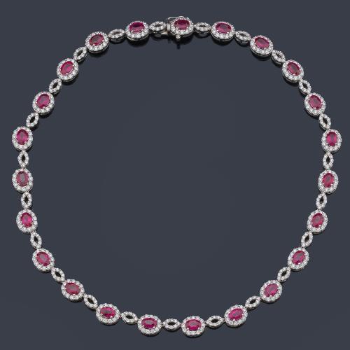  Collar corto con rubíes talla oval de aprox. 12,00 ct y brillantes de aprox. 5,00 ct en total.