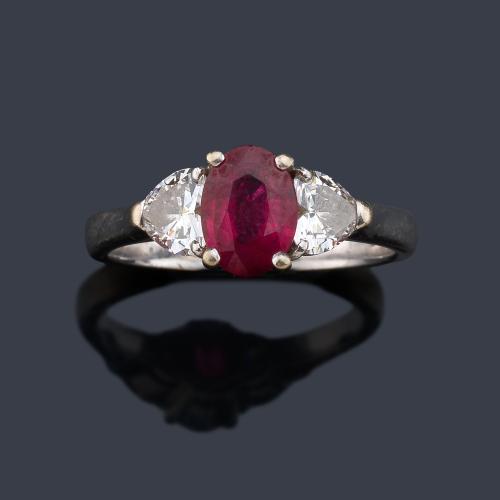  Anillo con rubí talla oval de 1,50 ct con dos diamantes talla corazón de aprox. 0,80 ct en total.