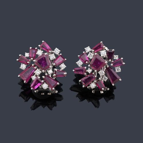Pendientes cortos con rubíes talla trapecio y rectangular de aprox. 4,96 ct en total y brillantes.