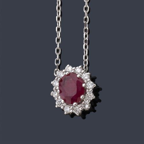 Colgante con rubí talla oval de aprox. 0,35 ct con orla de brillantitos.