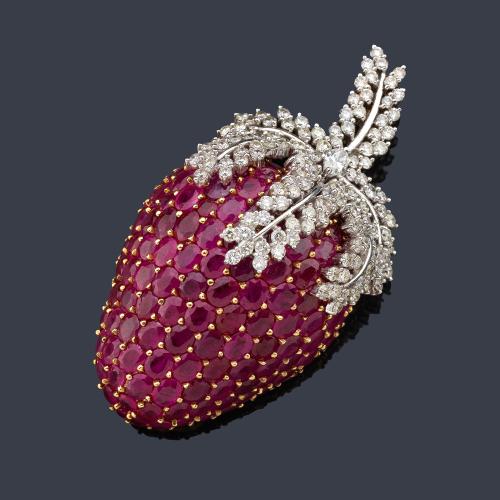  Broche con diseño en forma de fresa con diamantes talla brillante y marquís de aprox. 10,00 ct en total y rubíes talla redonda y perilla de aprox. 43,00 ct en total.