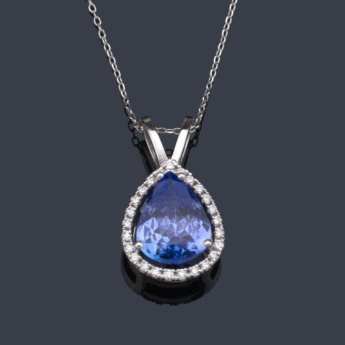  Colgante con tanzanita talla perilla de aprox. 1,75 ct y orla de brillantes de aprox. 0,20 ct en total.