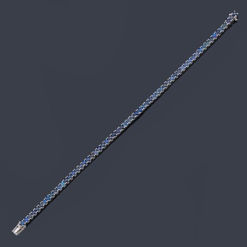  Pulsera rivière con zafiros calibrados de aprox. 7,10 ct en total.