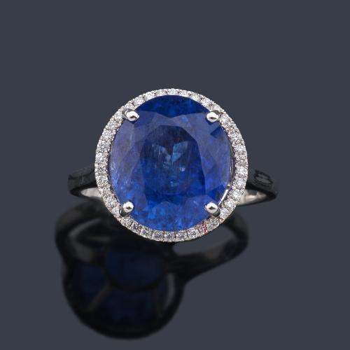 Anillo con tanzanita talla redonda de aprox. 7,80 ct con orla de brillantes de aprox. 0,19 ct en total. Reporte gemológico IGE.