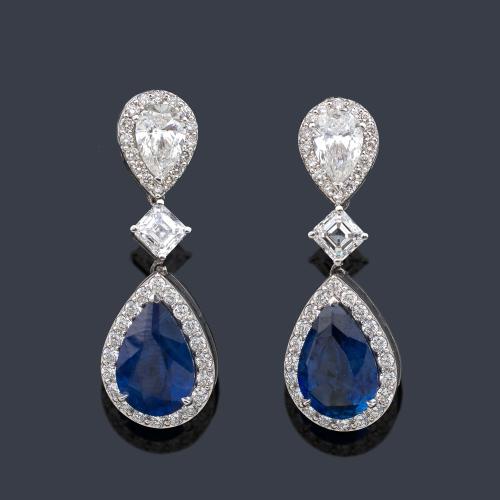  Pendientes largos con dos zafiros talla pera de aprox. 7,36 ct con diamantes talla brillante, perilla y 'asscher' de aprox. 3,83 ct en total.