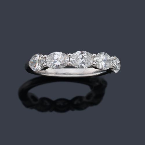  Media alianza con banda de diamantes talla oval de aprox. 1,57 ct en total.