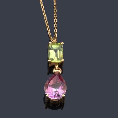 Colgante con peridoto de aprox. 0,50 ct y rubelita talla perilla de aprox. 0,75 ct en montura y cadena de oro amarillo de 18K.