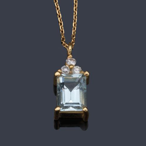 Colgante con aguamarina talla rectangular de aprox. 0,80 ct con tres brillantes, en montura de oro amarillo de 18K.