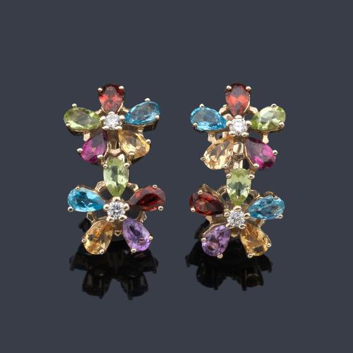  Pendientes con motivos florales con peridotos, granates, topacios, citrinos y amatistas talla perilla y dos brillantes de aprox. 0,18 ct en total.