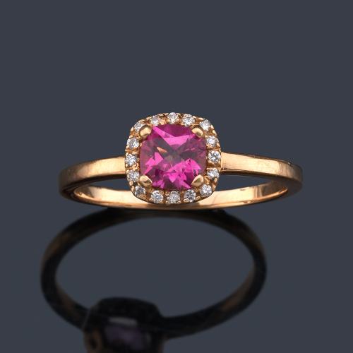  Anillo con rubelita de aprox. 0,45 ct con orla de brillantitos en montura de oro rosa de 18K.