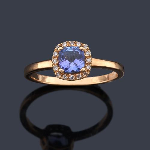 Anillo con tanzanita talla 'cushion' de aprox. 0,50 ct y orla de brillantitos, en montura de oro amarillo de 18K.