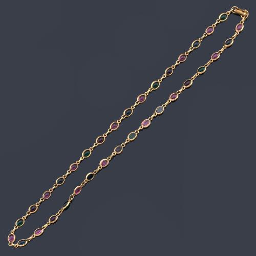 Cadena con gemas de color talla cabujón en montura de oro amarillo de 18K.