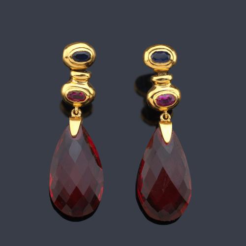Pendientes largos con dos turmalinas rubelitas facetadas en forma de gota, con dos zafiros y turmalinas talla oval.