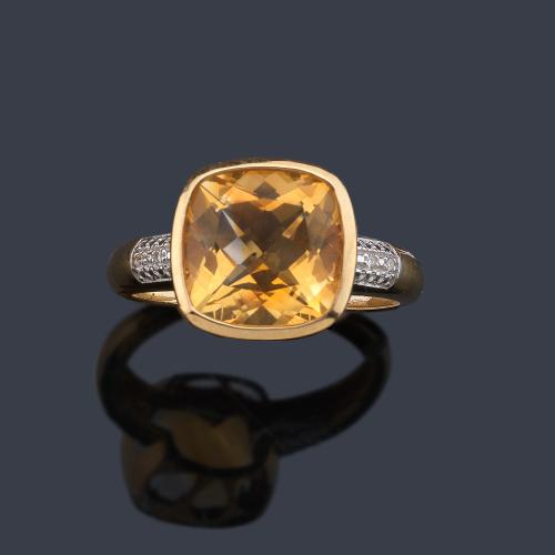  Anillo con cuarzo citrino facetado en montura de oro amarillo de 18K.