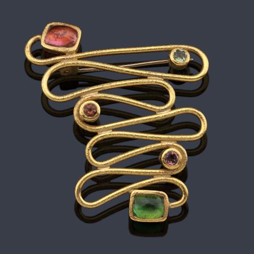  Broche con diseño abstracto salpicado con gemas de color en montura de oro amarillo de 18K martelé.