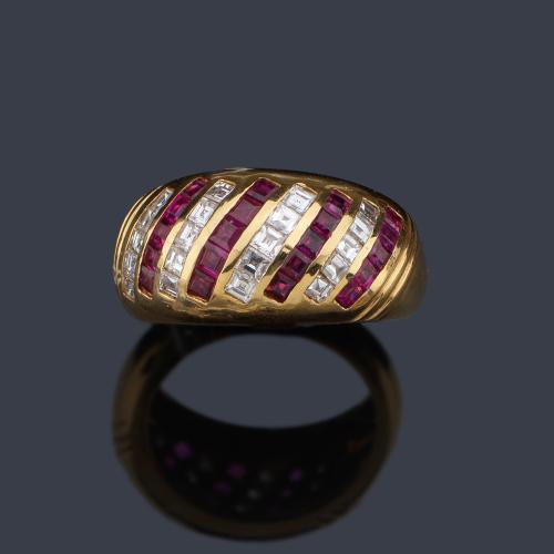  Anillo bombé con bandas de rubíes calibrados y diamantes talla carré en montura de oro amarillo de 19K.