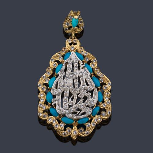 Colgante con diseño en forma de gota con motivo central con caligrafía árabe en oro blanco de 18K enmarcado con piezas de turquesa y diseño calado en oro amarillo de 18K y piedras incoloras.