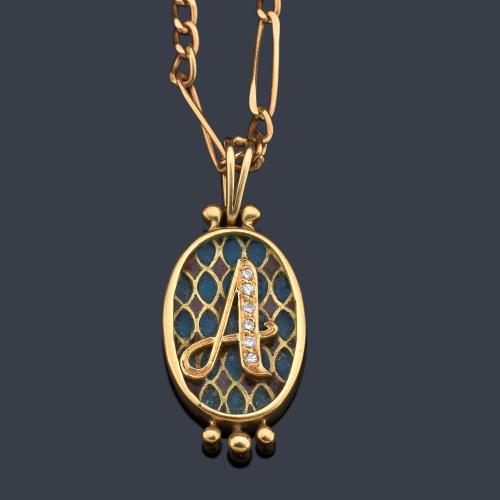 Colgante con letra 'A' sobre esmalte 'pliquè-a-jour' policromado en montura y cadena de oro amarillo de 18K.
