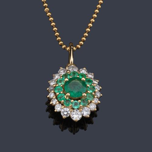  Colgante con esmeralda talla redonda de aprox. 0,60 ct con doble orla de esmeraldas y diamantes talla brillante y 8/8.