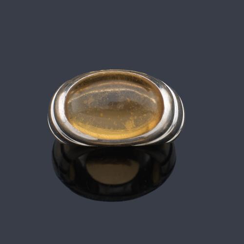 Anillo con citrino talla cabujón en montura gallonada en montura oro blanco de 18K.