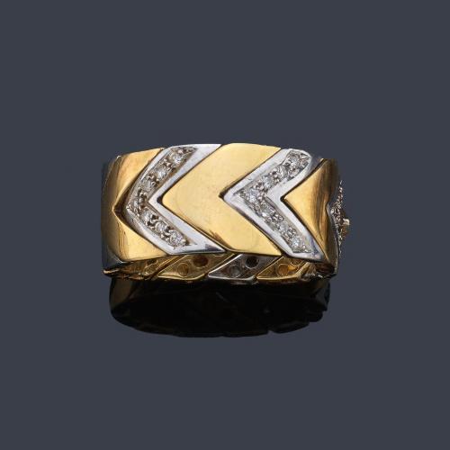 Anillo articulado con motivos en forma de 'V' en oro blanco y amarillo de 18K.