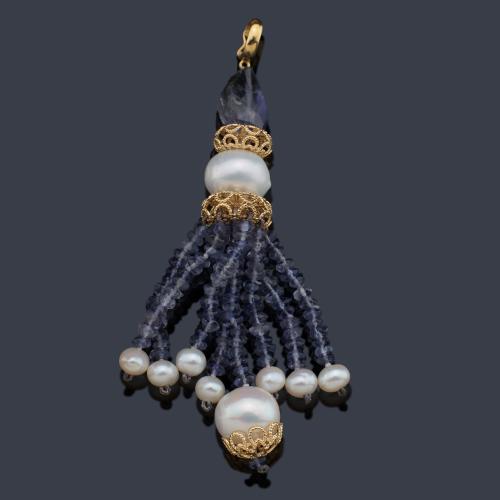 Colgante en forma de borla con zafiros facetados y perlas, en montura de oro amarillo de 18K.