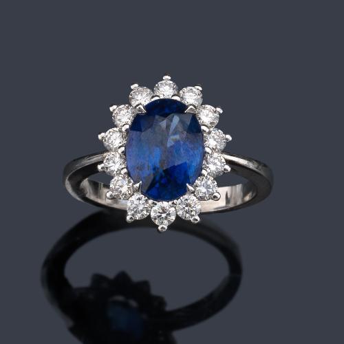  Anillo con zafiro talla oval de aprox. 2,41 ct y orla de brillantes de aprox. 0,62 ct en total.