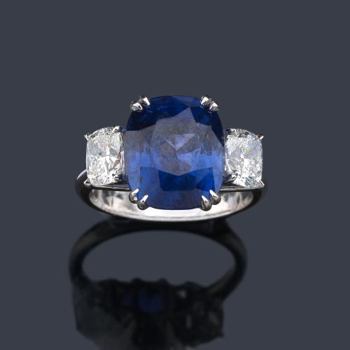  Anillo con zafiro talla 'cushion' de 8,54 ct con dos diamantes talla cushion de aprox. 1,70 ct en total. Certificado Bellerophon GemLab.