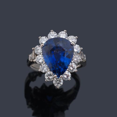  Anillo con zafiro talla perilla de aprox. 6,11 ct con orla de brillantes de aprox. 1,76 ct en total. Reporte Gemológico IGE.