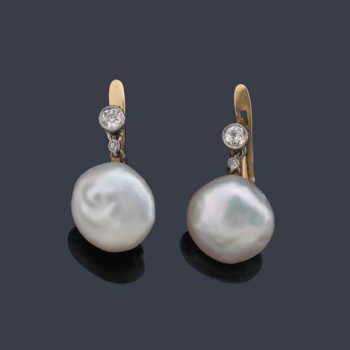  Pendientes largos con dos perlas de rio 'freshwater' en forma de botón y con dos diamantes talla antigua en la parte superior.