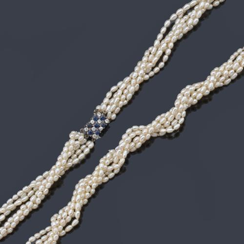 Collar largo con seis hilos de perlas de rio (grano de arroz) con cierre rectangular diseño de damero con brillantes y zafiros calibrados en montura de oro blanco de 18K.